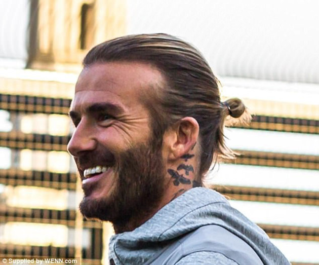 David Beckham khoe hình xăm thứ 5 trong năm 2017 - Ảnh 1.