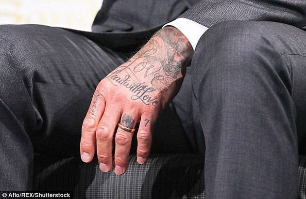 David Beckham khoe hình xăm thứ 5 trong năm 2017 - Ảnh 3.