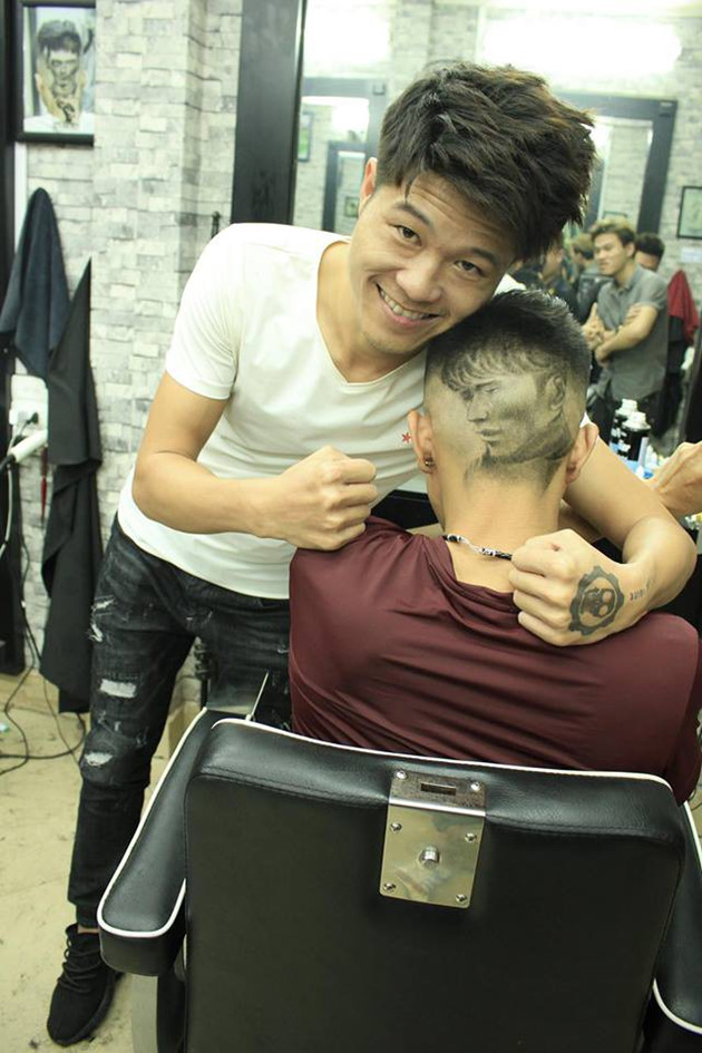 Anh Vũ Thế Duyệt - người sở hữu mái tóc tuyệt đẹp hình thủ môn Bùi Tiến Dũng cho biết, người tạo nên tác phẩm này là một người anh của anh. Mái tóc được cắt tại một tiệm cắt tóc ở Hà Nội.