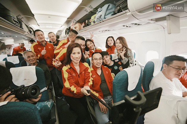 Sân bay Tân Sơn Nhất “nhuộm” màu đỏ rực khi rất đông hành khách lên đường cổ vũ U23 Việt Nam - Ảnh 8.
