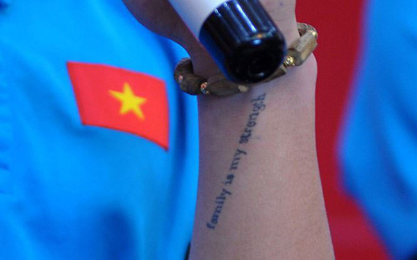 Dòng chữ xăm trên cổ tay Quang Hải