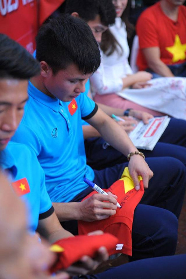 Quang Hải và các cầu thủ U23 kí tặng người hâm mộ