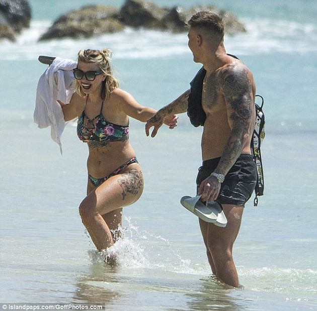Cặp sao mê xăm trổ gây chú ý khi liên tục ôm hôn tình tứ trên bãi biển - ảnh 2